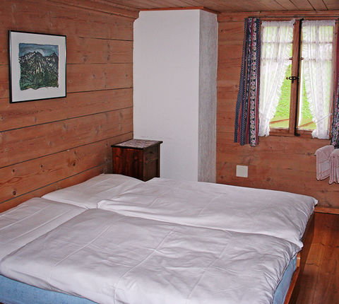 Zoom: Traditional 2-bed room