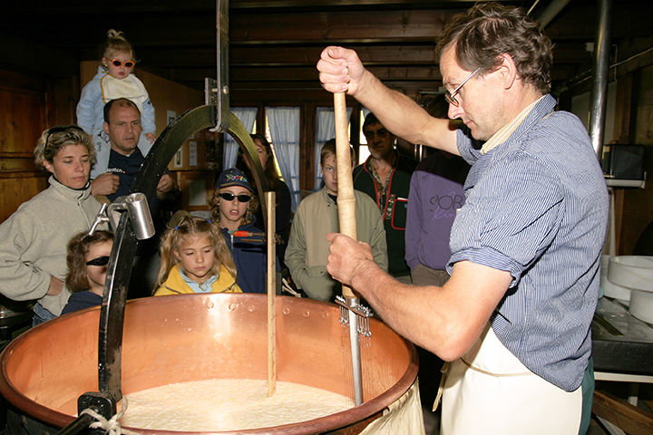 Zoom: Making cheese at «Bundalp»