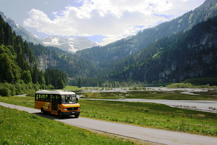 Zoom: Postauto bei Tschingel